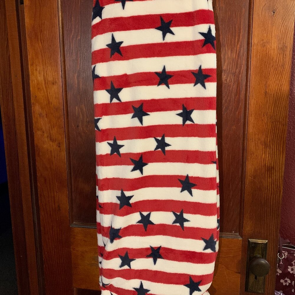 NWT Marlo Lorenz Patriotic Stars and Stripes Plush Holiday Throw Blanket